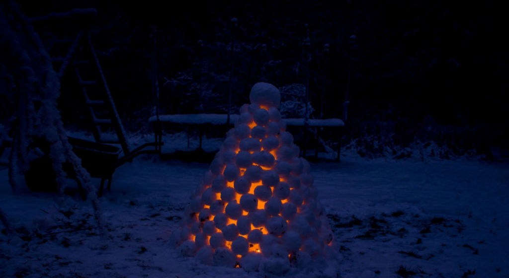 Construindo uma tradicional lanterna de neve sueca