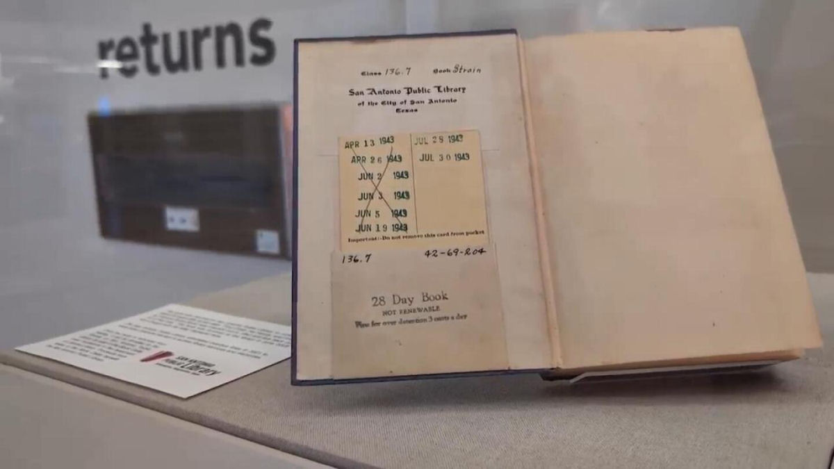 Alguém devolveu um livro da biblioteca que sua avó pegou emprestado há oito décadas