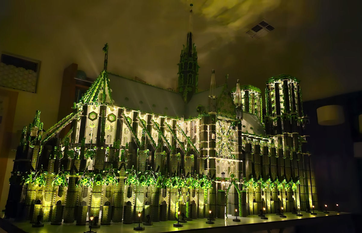 Veja uma corrida de bolinhas em uma maquete da Catedral de Notre Dame de quase trs metros de altura