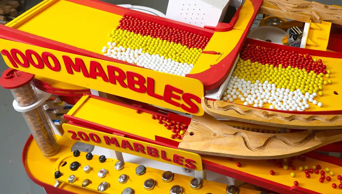 Colossal máquina de bolinhas de gude utiliza 2.000 bolinhas para produzir um som ensurdecedor