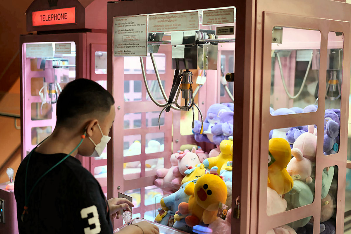 As máquinas de pegar bichinhos de pelúcia são manipuladas