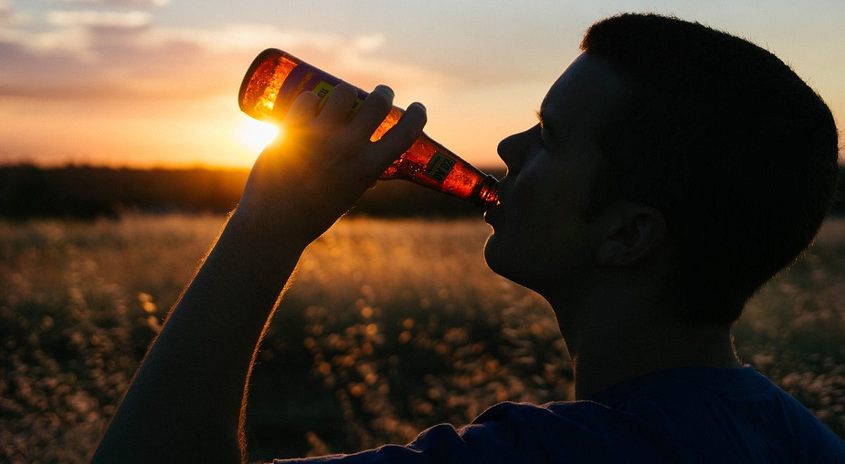 Em um grupo de jovens, voc conseguiria adivinhar quem  menor para beber?