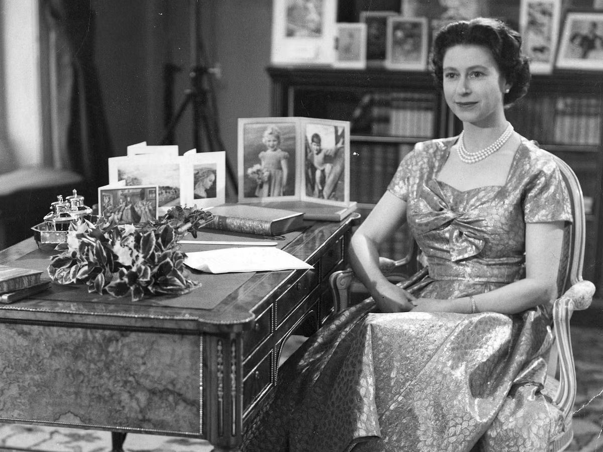 Assista  Rainha Elizabeth II fazer a primeira transmisso de Natal televisionada