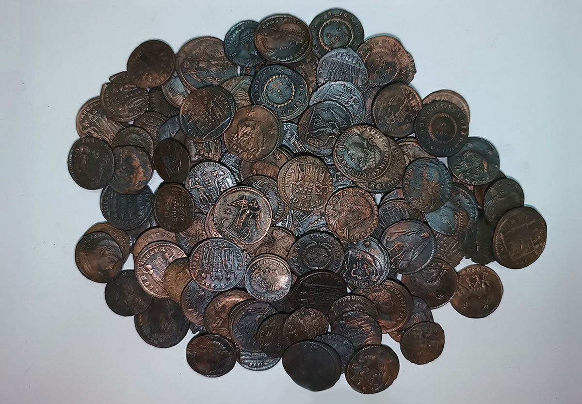 Pesquisadores encontram na costa da Sardenha mais de 30.000 moedas do sculo 4 d.C. de quase todas as casas da moeda do imprio