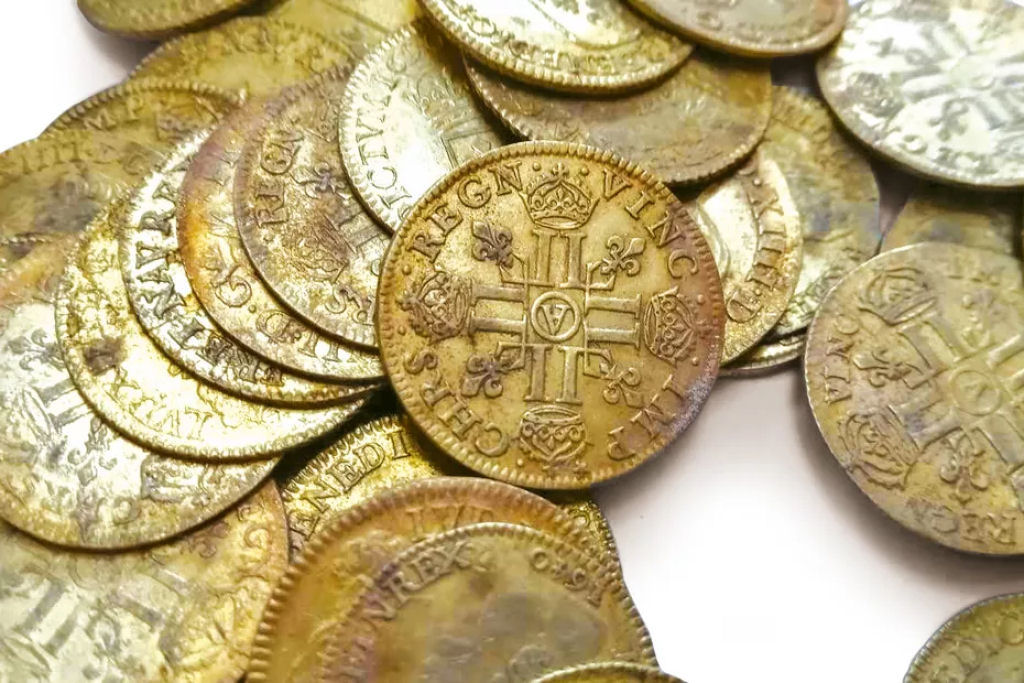 Tesouro de 239 moedas de ouro raras descobertas nas paredes da mansão francesa
