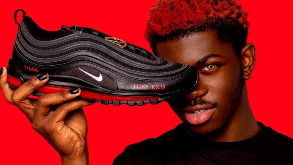 Nike inicia uma demanda contra 'tênis satânicos' que usam sua logo e incluem uma gota de sangue humano