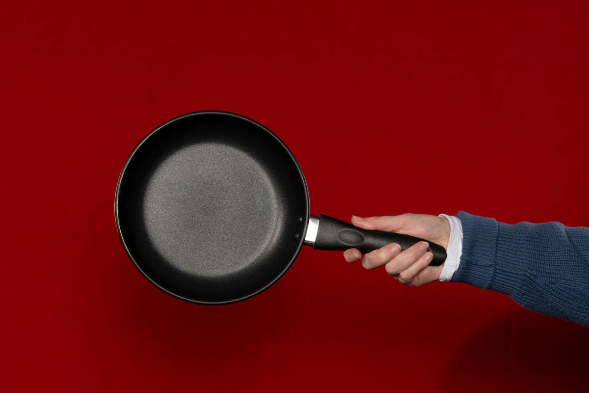 Por que cargas d'gua nada gruda no Teflon?