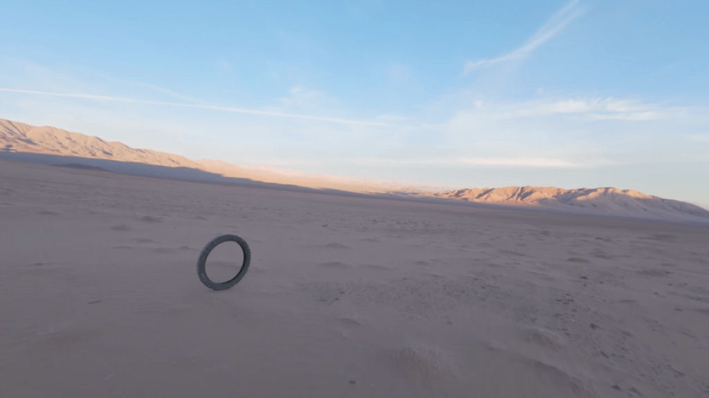 Quanto tempo rodar um pneu jogado do topo de uma duna de areia no deserto do Atacama?