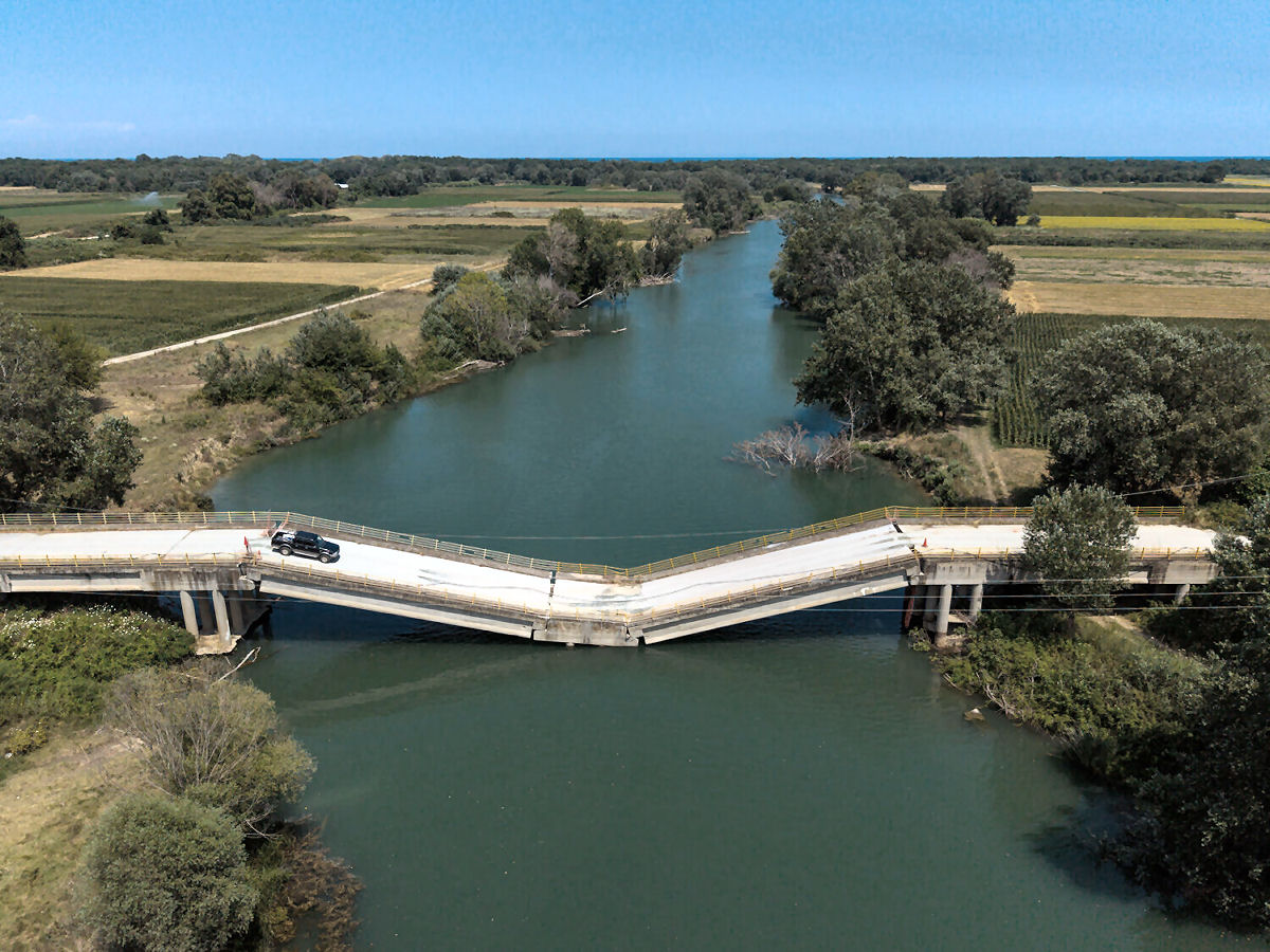 Carros continuam cruzando ponte que desabou em 2023