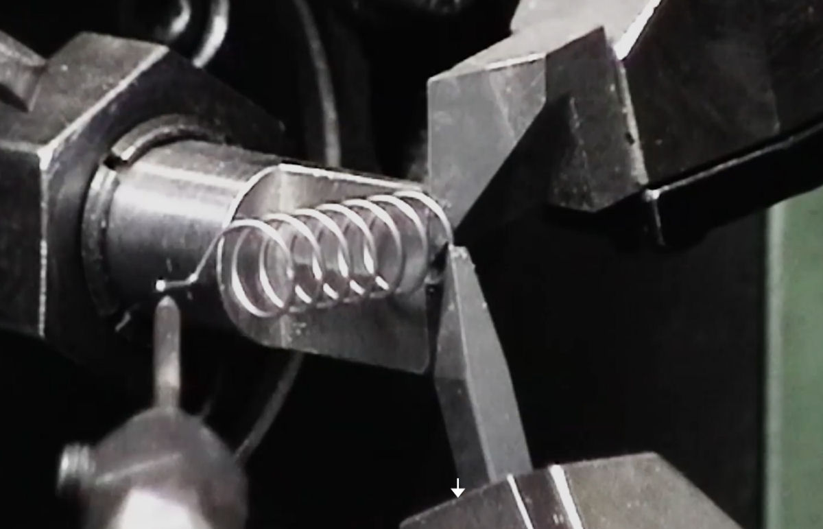 A sensao satisfatria de ver como uma mquina automatizada produz diversos tipos de molas