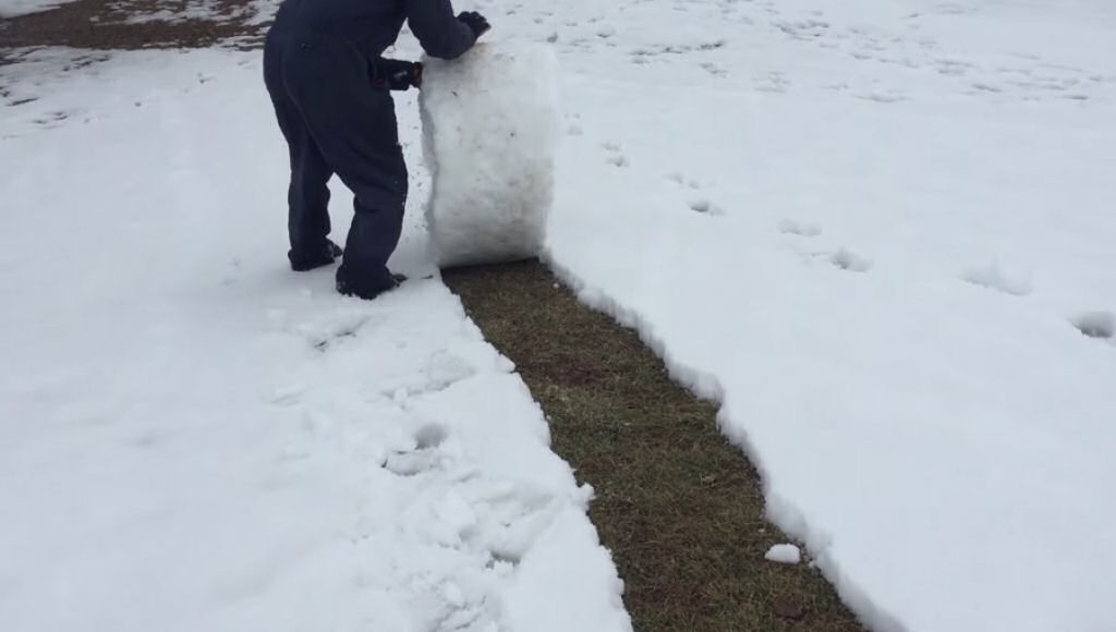 Como rolar a neve em vez de retirá-la com a pá