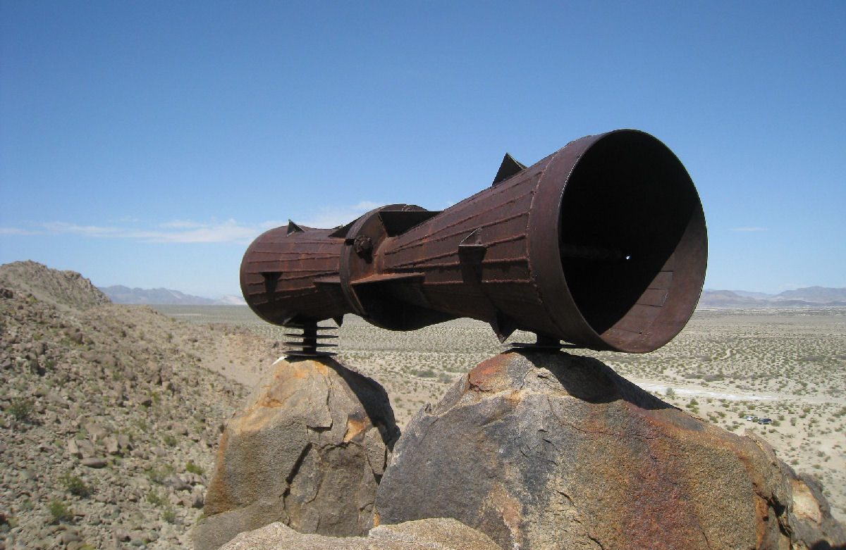 Há um megafone gigante no alto de um monte no deserto de Mojave, e ninguém sabe para que serve