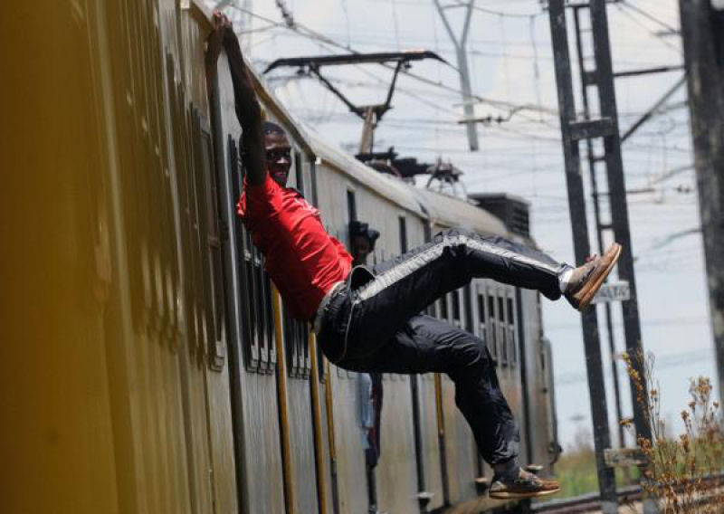 Danando com a Morte - Os surfistas de trem de Soweto