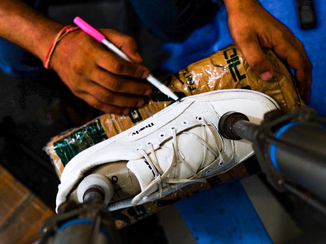 Empresa indiana fabrica tênis com resíduos de sacolas plásticas