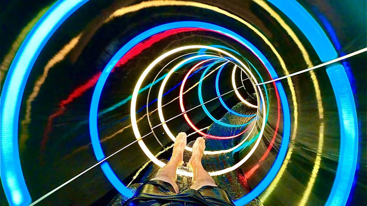Parques aquáticos alemães tem toboáguas com túnel de efeitos de arco-íris de LED