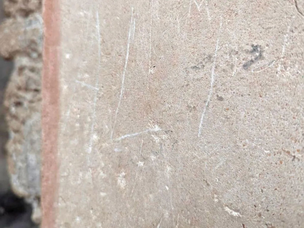 Turista idiota gravou seu nome em uma antiga casa de Pompia