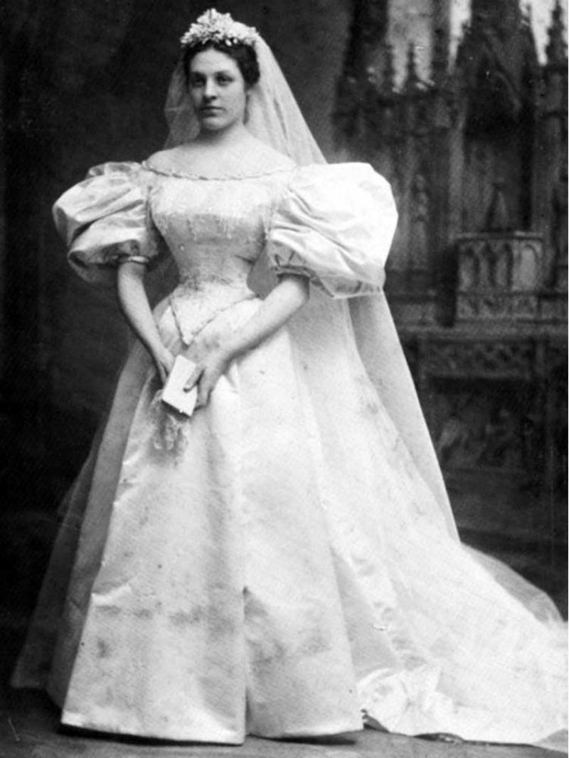 Todo mundo viu este vestido de noiva de 120 anos de antiguidade, exceto uma pessoa 01