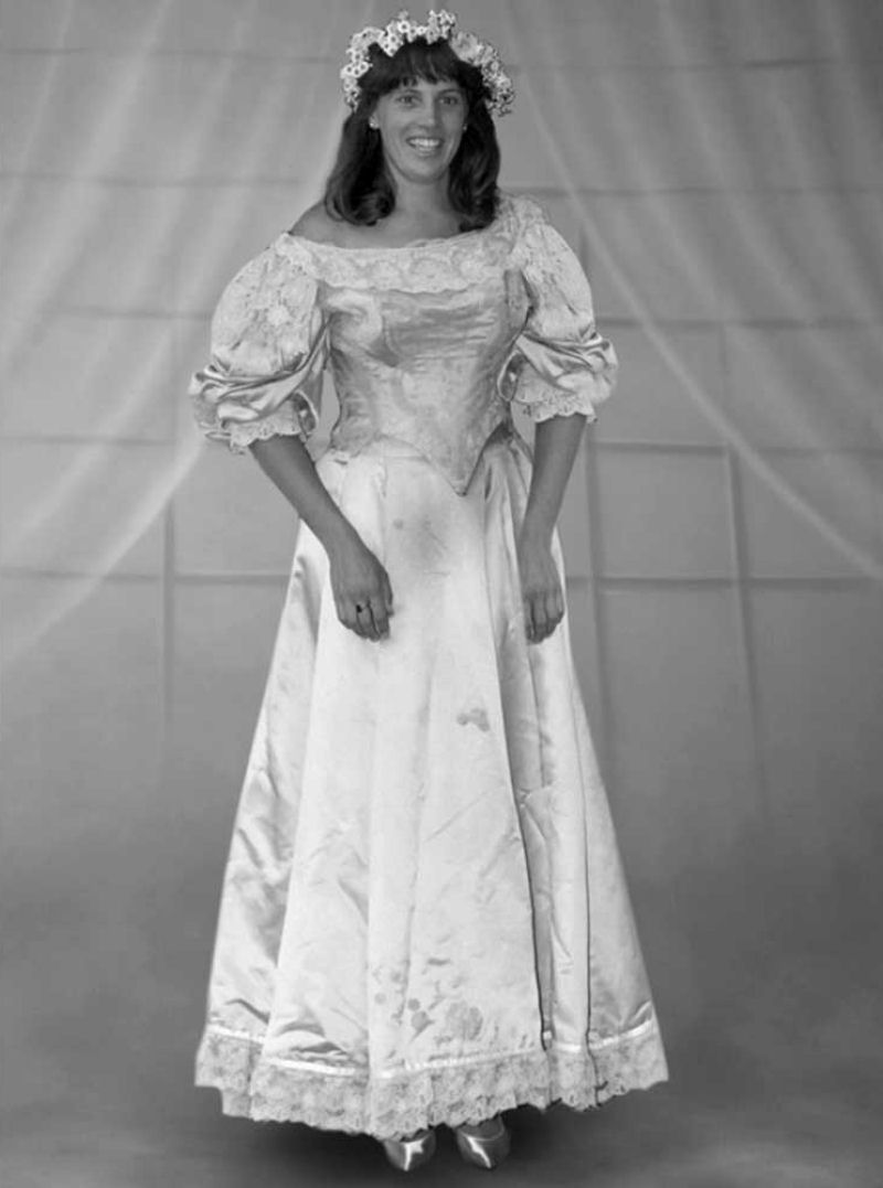 Todo mundo viu este vestido de noiva de 120 anos de antiguidade, exceto uma pessoa 10