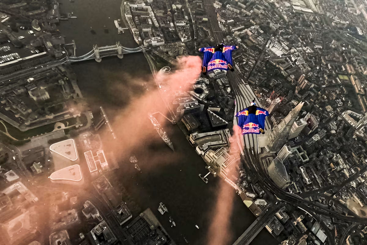 Dois ousados pilotos de wingsuit completaram o primeiro vo pela Tower Bridge de Londres