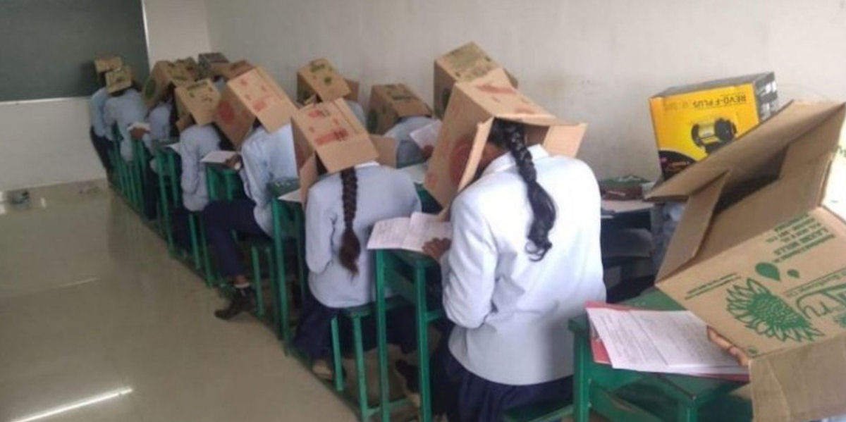 Colgio indiano faz com que alunos usem caixas de papelo nas cabeas para evitar a cola