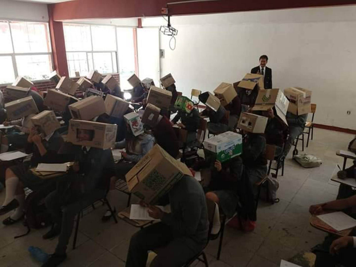 Para evitar a cola, professor mexicano faz com que alunos usem caixas de papelo na cabea durante a prova