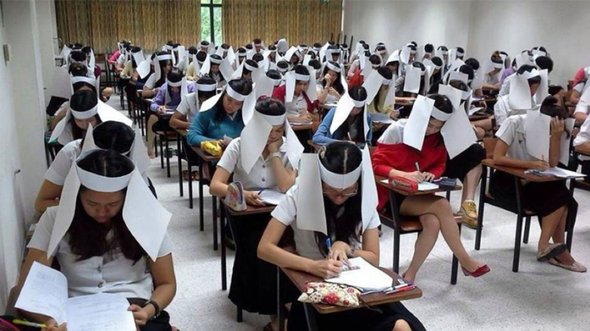 Para evitar a cola, professor mexicano faz com alunos usem caixas de papelo na cabea durante a prova