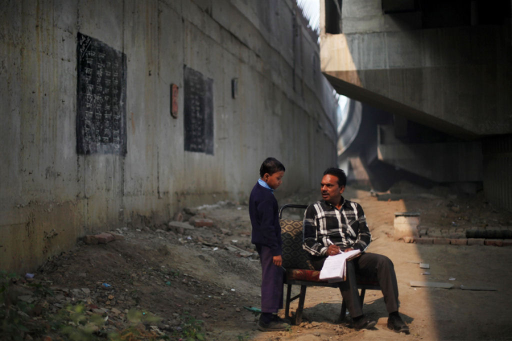Crianças carentes indianas frequentam a escola ao ar livre debaixo de uma ponte 03