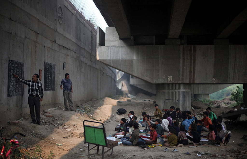 Crianças carentes indianas frequentam a escola ao ar livre debaixo de uma ponte 05