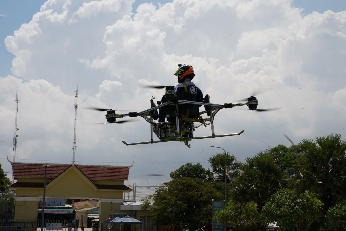 Estudantes cambojanos constroem drones tripulados para ajudar a comunidade