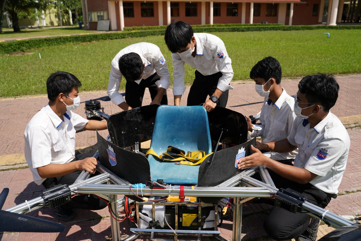 Estudantes cambojanos constroem drones tripulados para ajudar a comunidade
