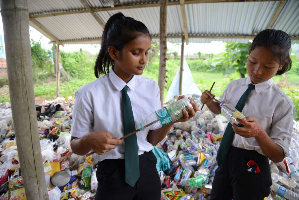 Alunos indianos pagam o colégio levando o lixo de casa para a escola
