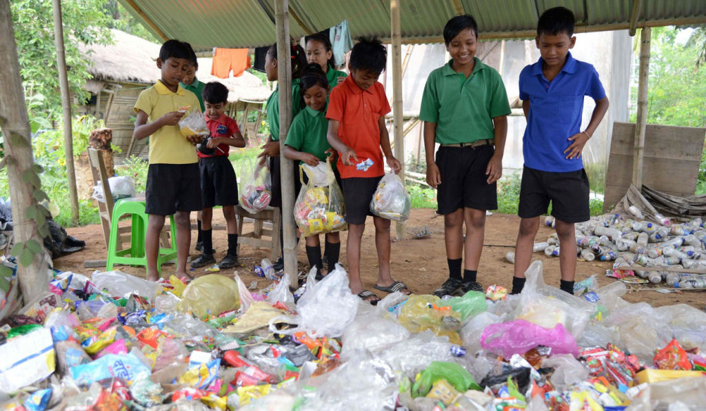 Alunos indianos pagam o colégio levando o lixo de casa para a escola