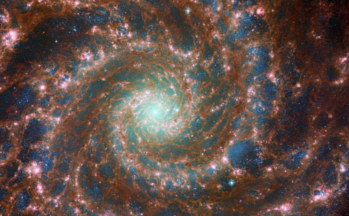 Telescópio Webb captura a incrível beleza da galáxia fantasma
