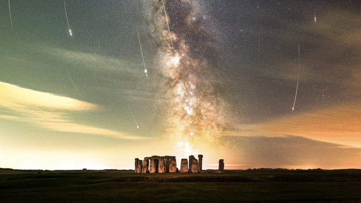 Chuva de meteoros Perseidas faz chover 'estrelas cadentes' sobre Stonehenge em gloriosa imagem astrofotogrfica