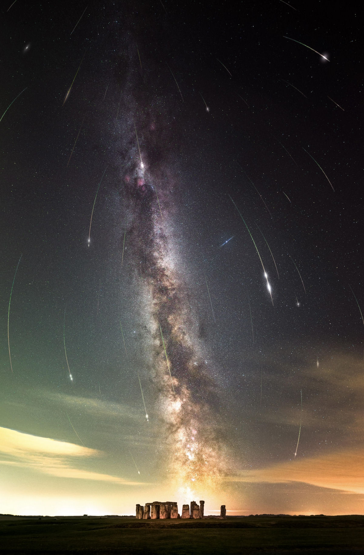 Chuva de meteoros Perseidas faz chover 'estrelas cadentes' sobre Stonehenge em gloriosa imagem astrofotogrfica