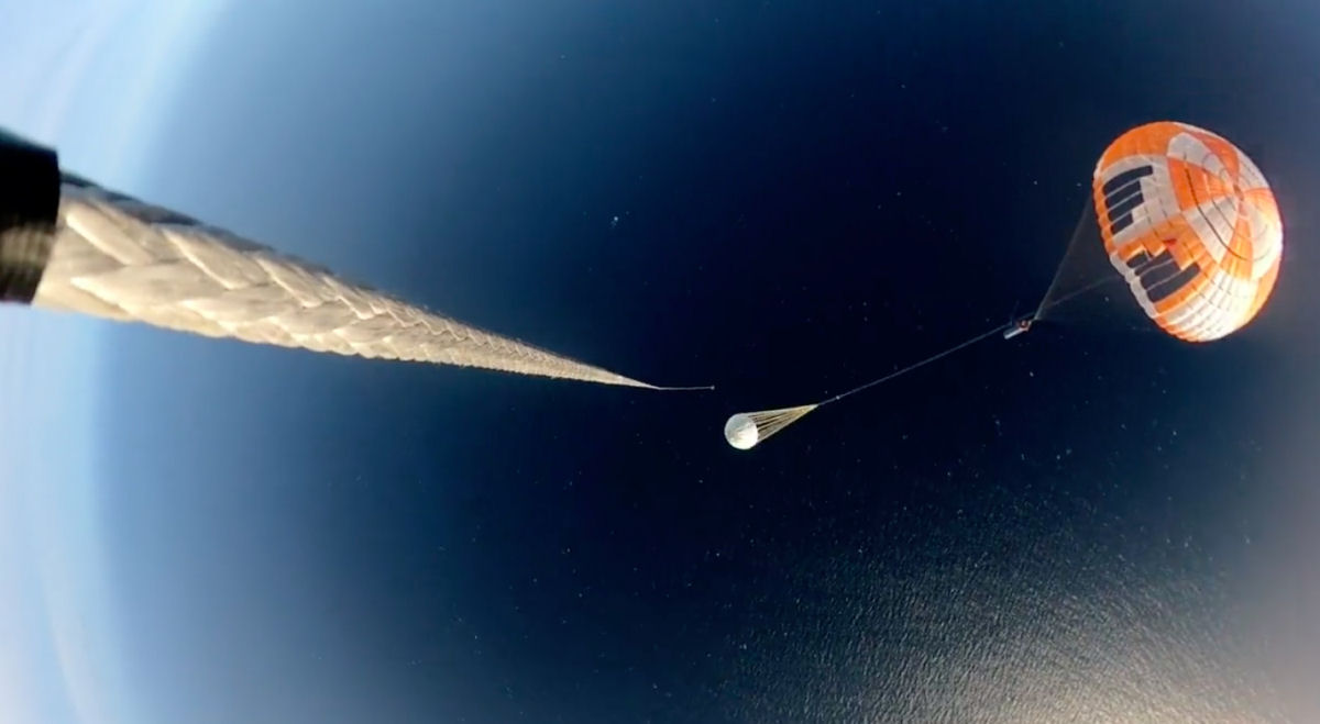 Este vídeo mostra como um helicóptero pegou o estágio de um foguete no ar