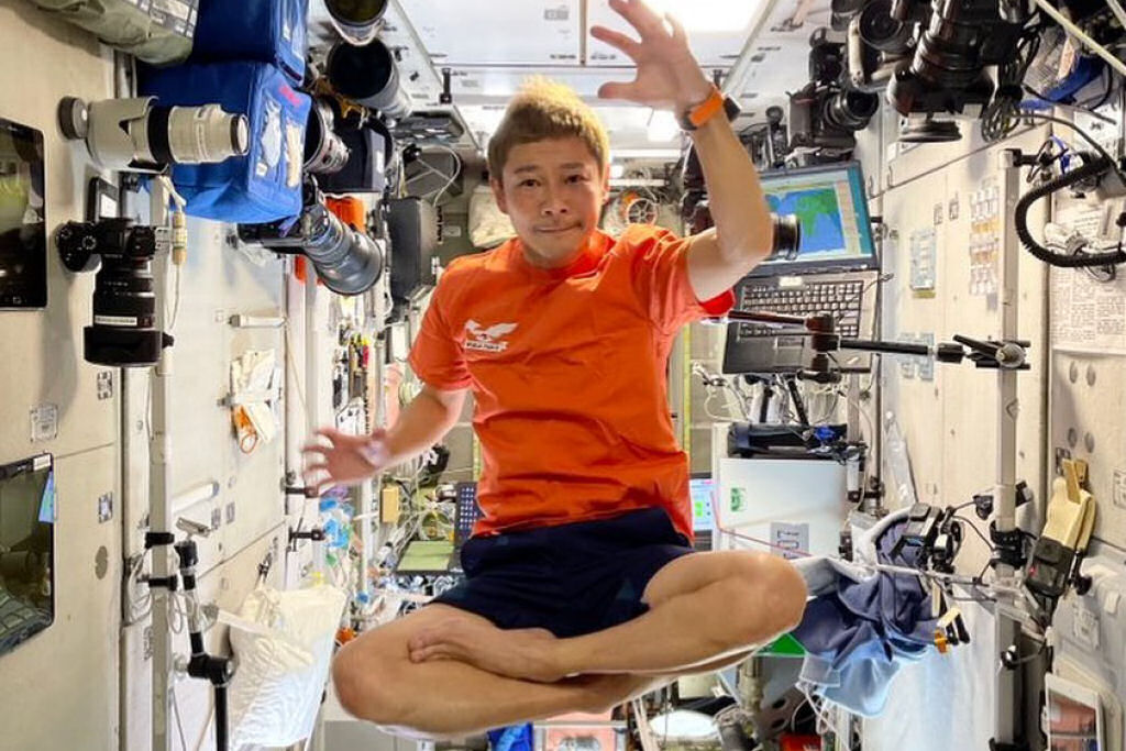Bilionário japonês na ISS parece criança no parquinho