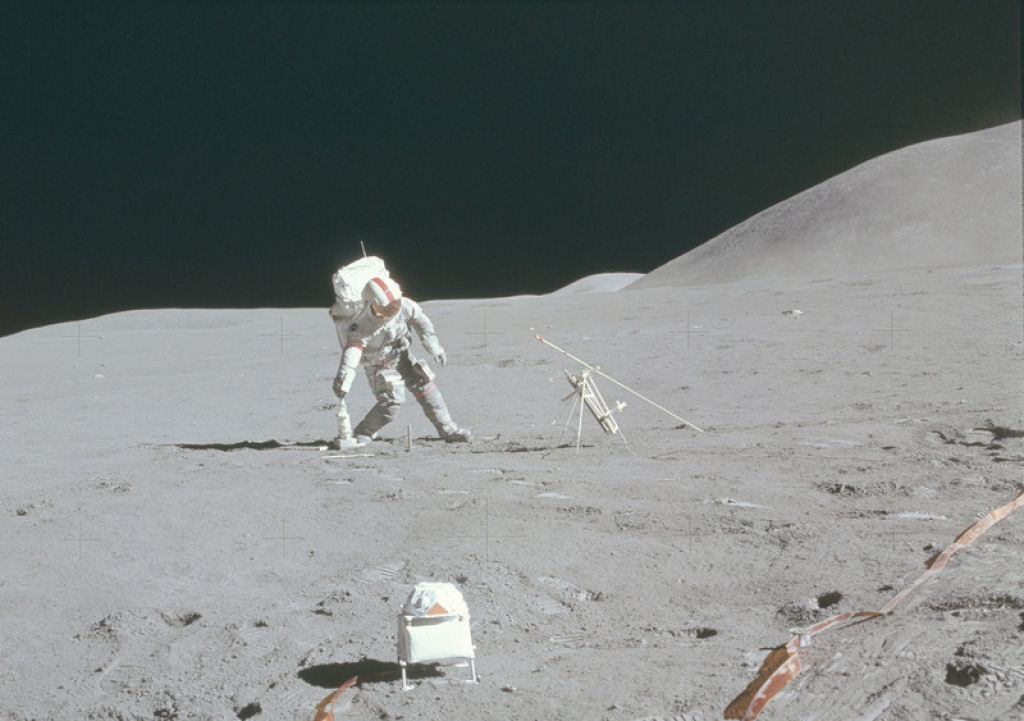 Por que os astronautas das misses Apolo caam tanto sobre a superfcie da Lua