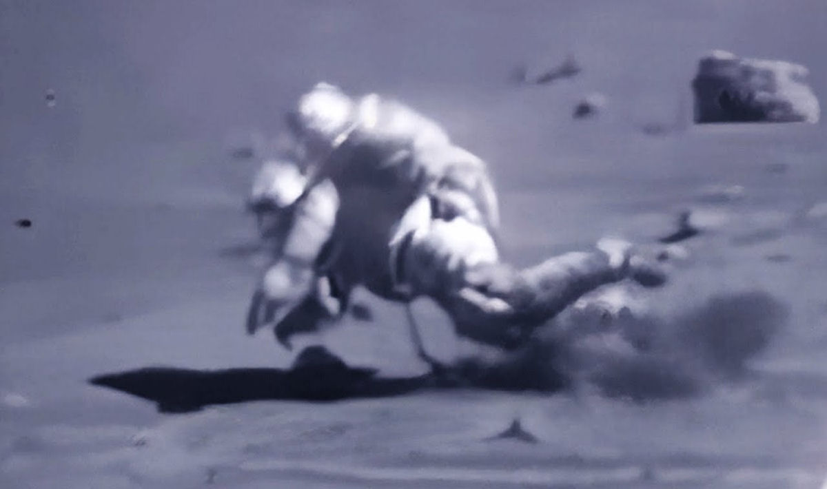 Os vídeos hilariantes de astronautas lutando para andar na Lua