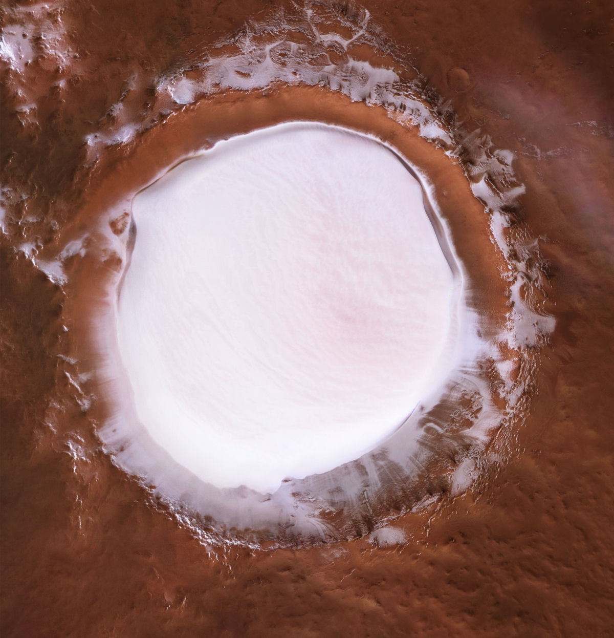 Voe sobre esta cratera de Marte coberta de neve com um vídeo criado com imagens reais da sonda Mars Express