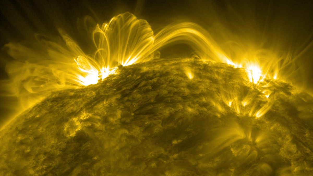 Grande exploso solar de classe X irrompe de uma mancha solar que 'quebra as regras' e a Terra est na linha de tiro