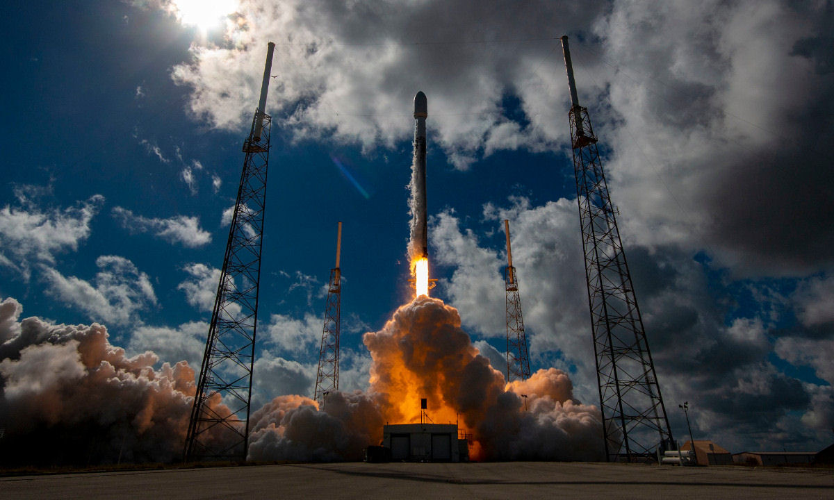 Voe para o espaço e volte com o foguete SpaceX Falcon 9 em vídeo incrível