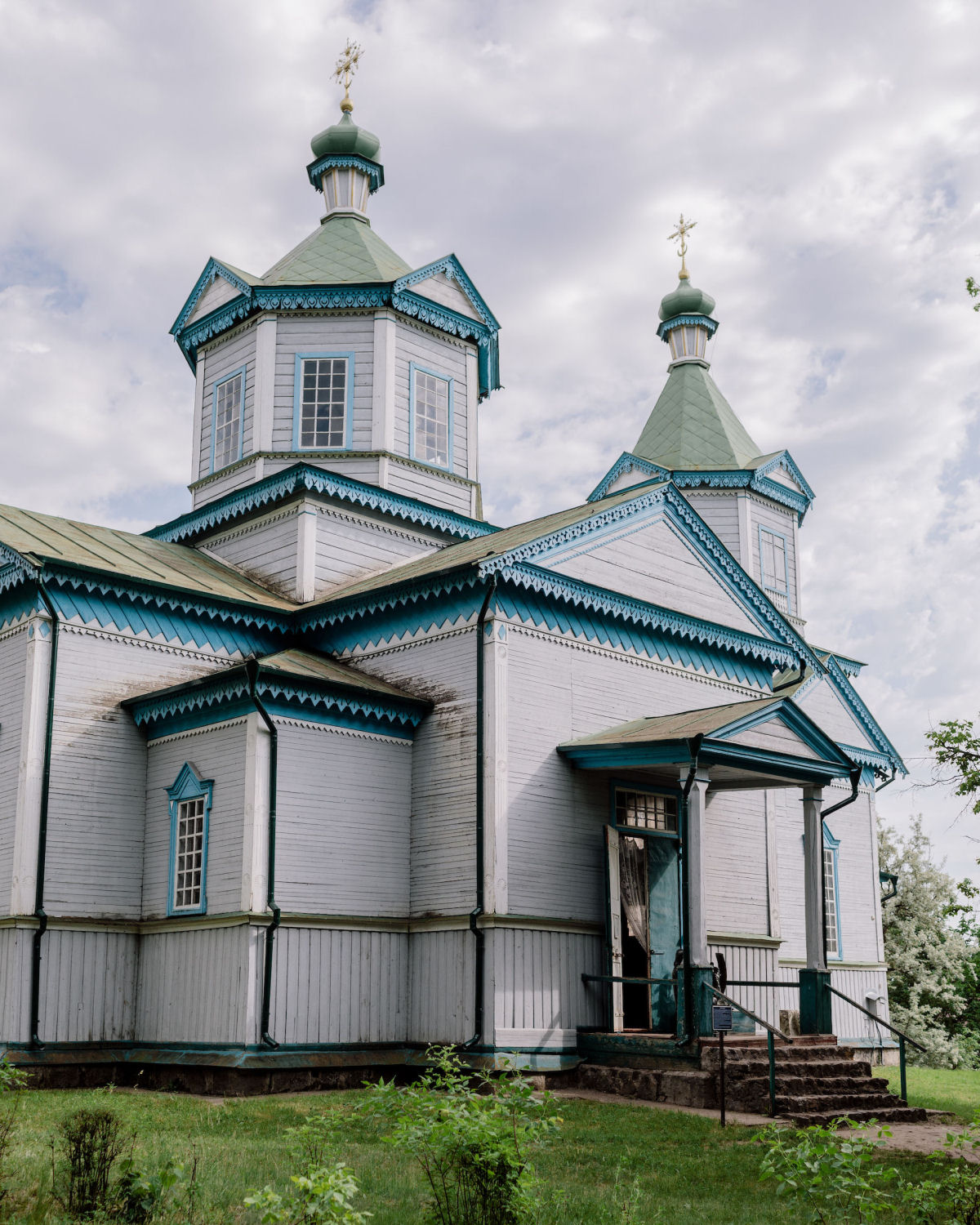 Uma pequena igreja de madeira, perto de Kiev, esconde os tesouros de um museu cosmonáutico