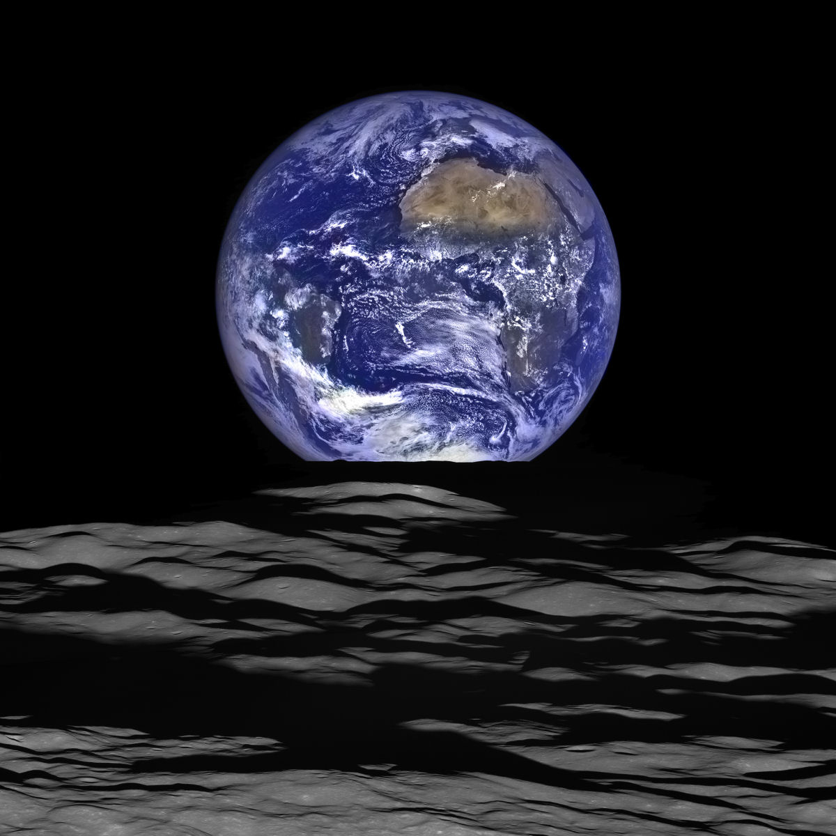 Em 2008, um orbitador japonês capturou este 'Nascer da Terra' visto do lado oculto da Lua