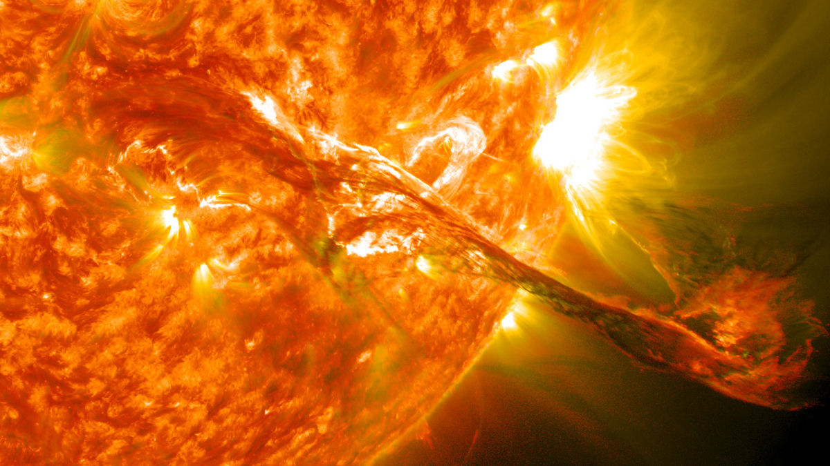 O Sol lanou ontem uma exploso solar da classe X9.0, a maior desde 2017, e atingir a Terra nos prximos dias