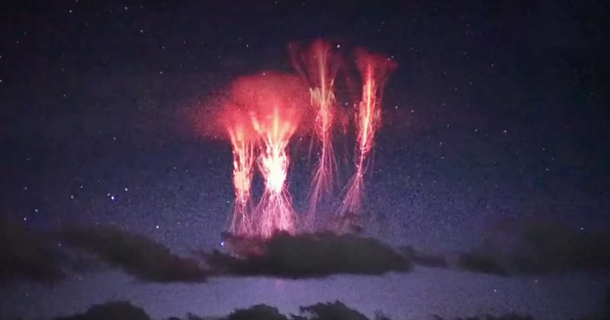 Raros sprites vermelhos iluminam o céu tibetano como fogos de artifício em forma de água-viva