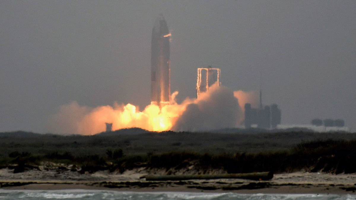SpaceX consegue pousar o protótipo de seu foguete Starship depois de quatro fracassos consecutivos