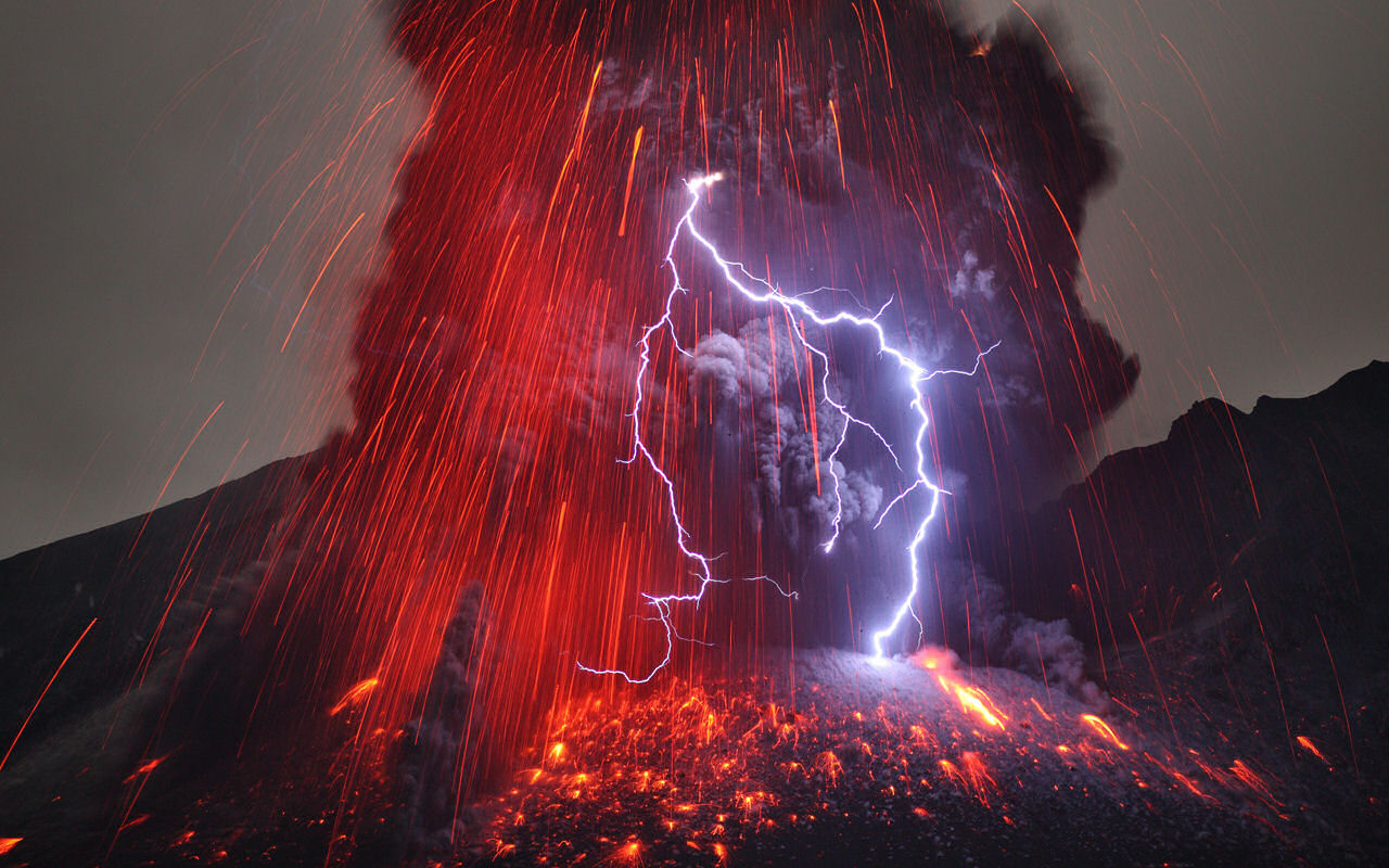 Um raio emerge de um vulcão em erupção