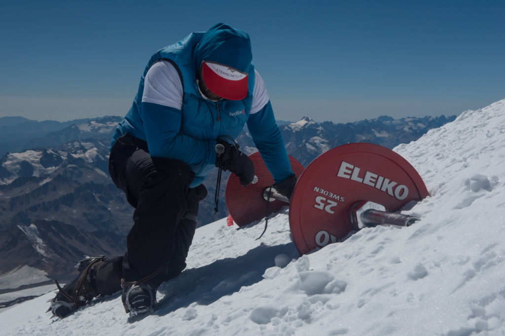 Halterofilista russo sobe o Monte Elbrus com um barra de 75 kg nas costas