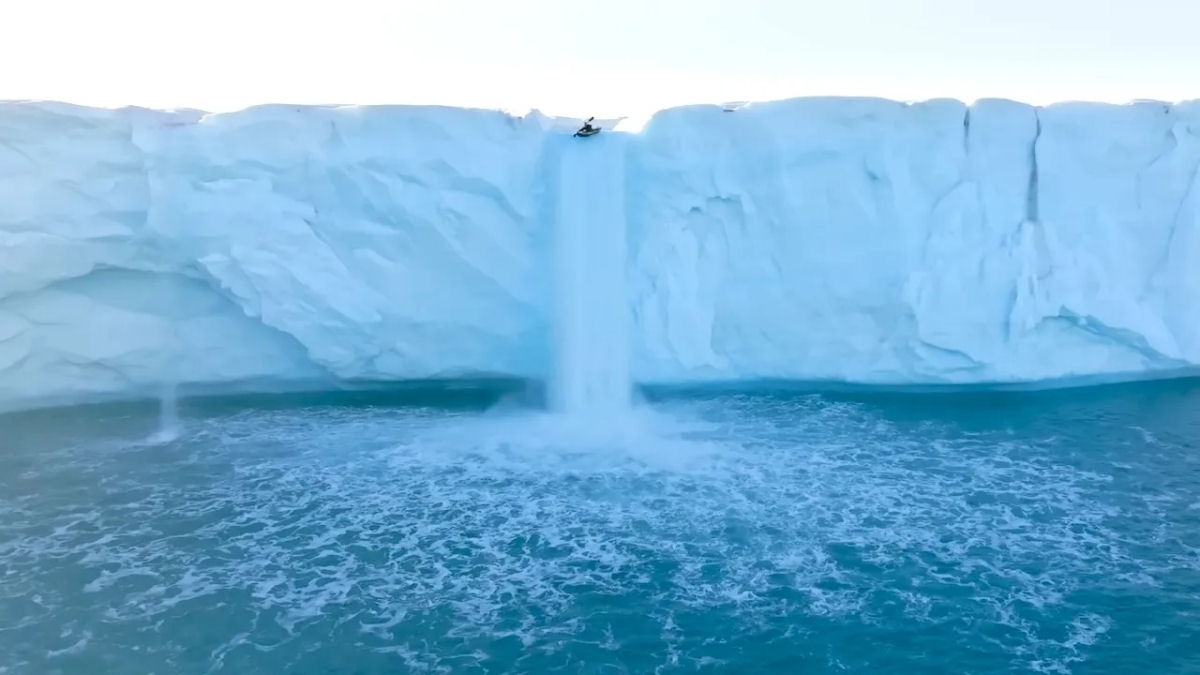 Canoista de elite salta de uma cachoeira glacial de 20 metros de altura